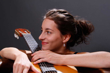 Kassandra Siebel gibt Gitarrenunterricht in Hannover